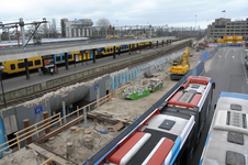 821313 Gezicht op de werkzaamheden ten behoeve van de bouw van het nieuwe eerste perron van het Centraal Station te ...